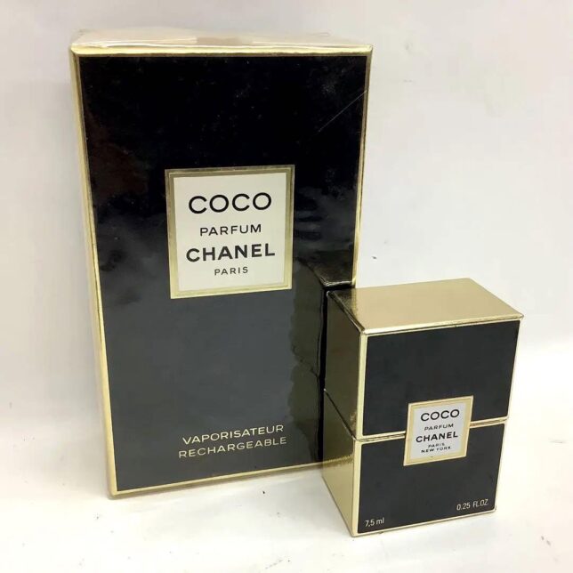 シャネルの香水とその箱